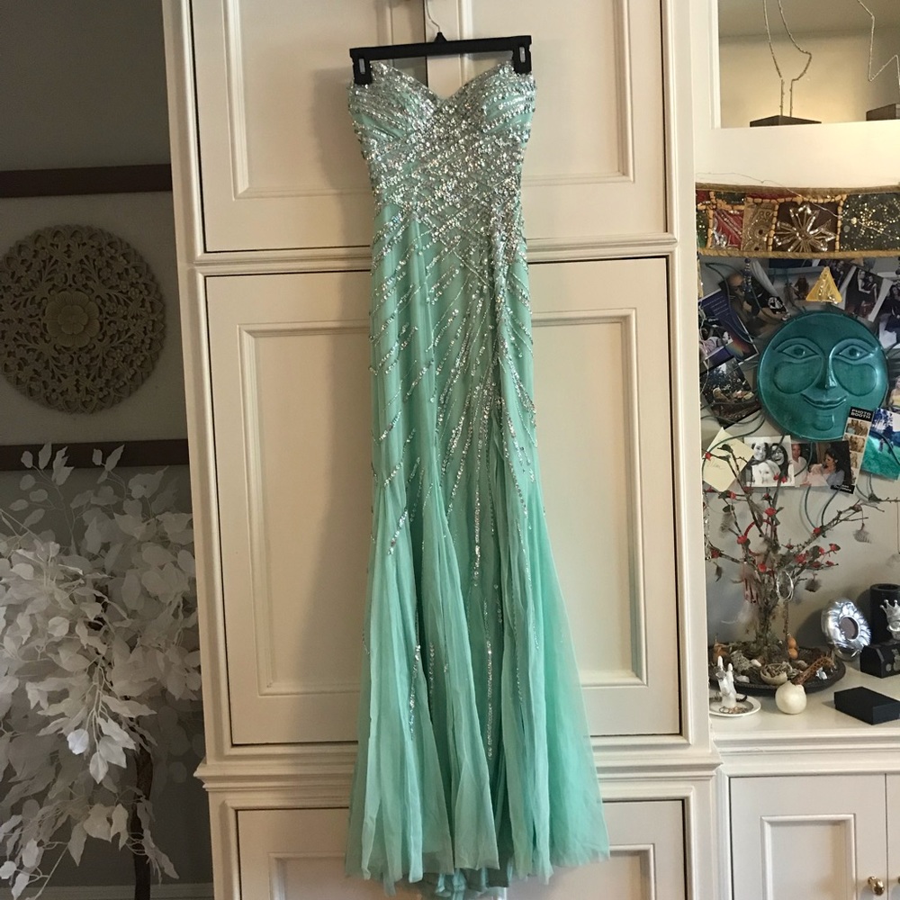 Mint green prom dress! 👗